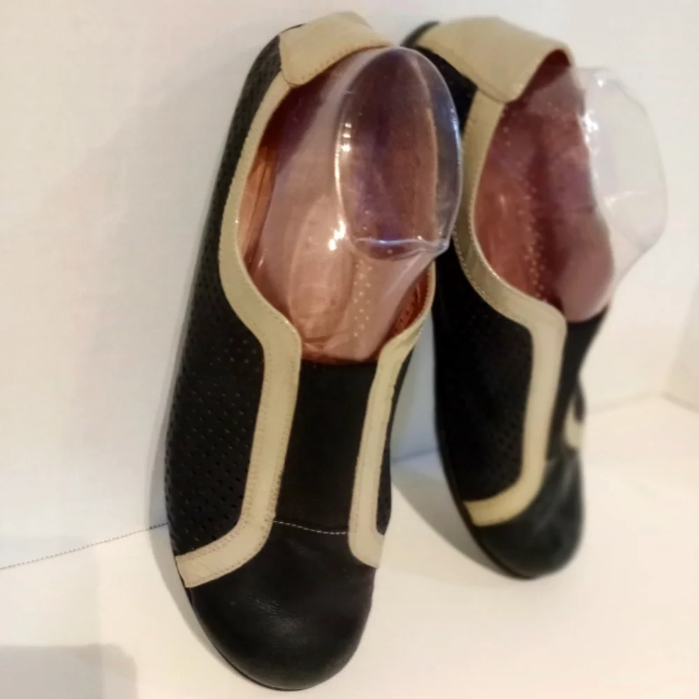 WONDERS ”MÁS AMOR POR FAVOR” PERFORATED LEATHER‎ FLATS Sz. 11 -11.5
